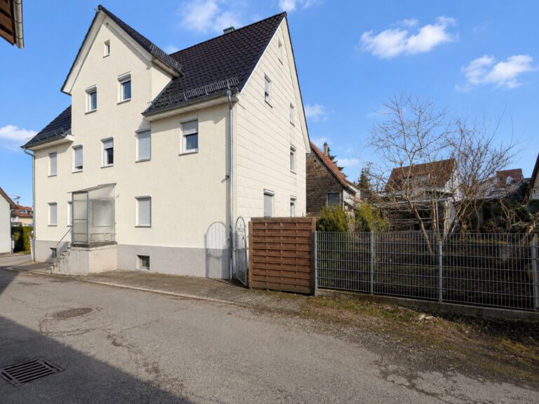 Zwei Häuser auf einem Grundstück – ca. 15 Zimmer mit Garten und Stellplätzen