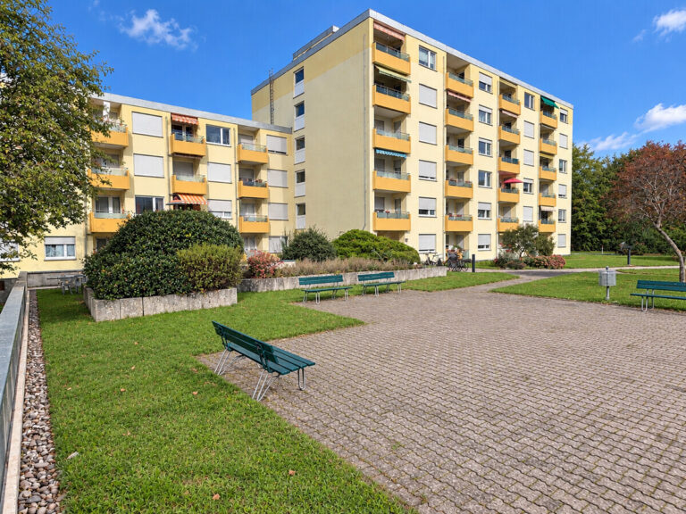 Gepflegte 2-Zimmer-Wohnung mit Westbalkon, Aufzug und Stellplatz in Bad Dürrheim