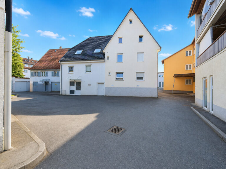Zwei Häuser auf einem Grundstück – ca. 15 Zimmer mit Garten und Stellplätzen