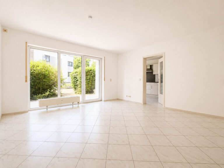 Wohnen auf einer Ebene – 3 Zimmer mit Terrasse und zwei Stellplätzen